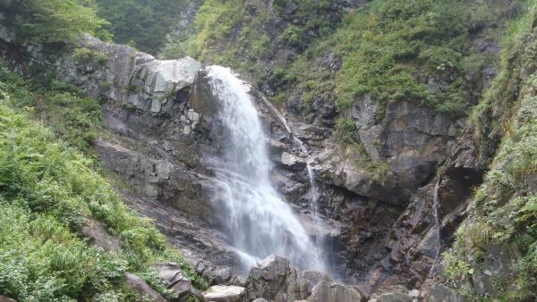 核心部ゴルジュの入り口にかかる15ｍ直瀑